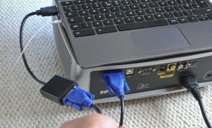 how to connect a projector to a laptop with hdmi